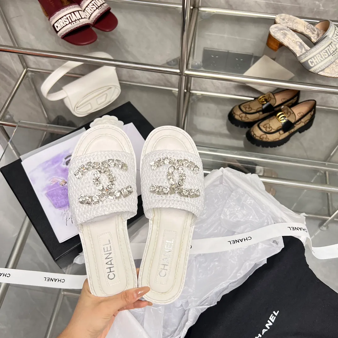 👟👟Ex-factory price 480👟👟 CHANEL woven handmade slippers are currently the most difficult slippers to make. They are all handmade. The diamonds are artificially put on one by one. Imported pure natural dense weaving! Super heavy duty! The quality is much better than the ones on the market, so it is not easily deformed and has a certain degree of flexibility to the touch, not that hard! It doesn’t feel stuffy when you wear it, and the breathability effect is really good! Size: 35-40. Genuine leather outsole. This product is relatively rare. Don’t hesitate to get it. I don’t know how many months it will last. Maybe it will be gone all of a sudden. This kind of shoes can’t be made for long. It’s too troublesome.